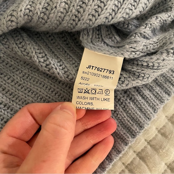 SHEIN Women’s Cropped Button Up Knit Cardigan - Picture 4 of 7